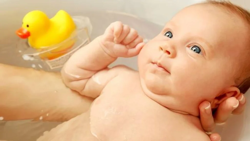 Tips Memandikan Bayi Baru Lahir dengan Lembut dan Nyaman