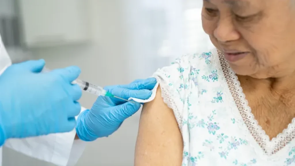 Pentingnya Vaksinasi Flu untuk Lansia: Mengapa Perlindungan Ini Sangat Diperlukan
