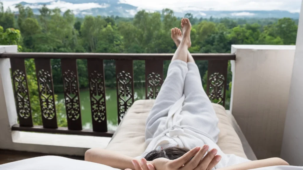 Staycation: Solusi Melepas Penat dengan Budget Terbatas